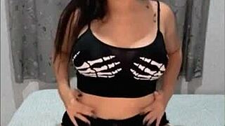 morena safada, you like showing off and fucking your pussy?