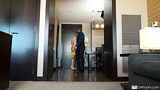 Duşta siyah yarrak Adrian'ın kıçını geniş açıyor, yoğun eylem için