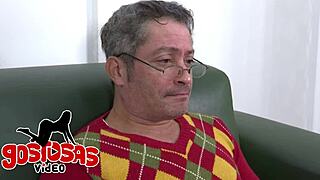 sempre quis dar minha bucetinha pro amigo mais velho 😏 deepthroat e facial