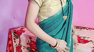 Lovely Bhabhi Looks Stunning in Saree, Irresistible Charm