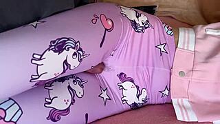 Wow, juste caresse ma chatte, pas de pénétration... ok, peut-être un petit peu 18+ !