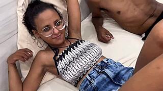 Uh gaucha menudita 18+ se mete dos vergas en el coño primera vez y se corre a chorros