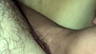 インド人妻が激しいベッドルームアクションでハードに潮吹き