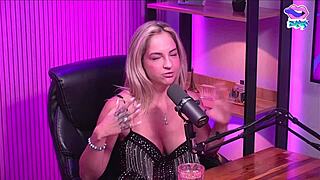 The loirinha peladinha in estudio experiences orgasm in sexy setting