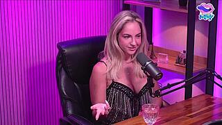 The loirinha peladinha in estudio experiences orgasm in sexy setting