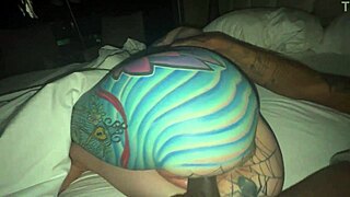 ओलिविया गार्डन्स धीरे-धीरे काले लंड पर सवार होती है, बहुत गर्म चीज!