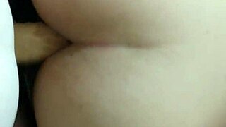 बीवी को डिल्डो से डॉगी में झुकाकर जोरदार चुदाई पीटते हुए