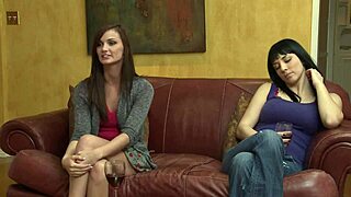 Натуральная сучка с сиськами Йелена жрёт пизду Лили