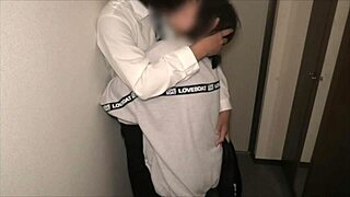 新婚の変態カップルがムラムラしすぎて玄関で我慢できずにやってしまう