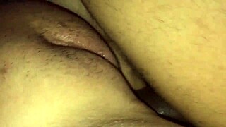 tirando a virgindade do cu da novinha com interracial