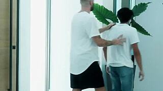 Genç 18+ Oğlan Yaşlı Arkadaşıyla İlk Karşılaşmasını Yaşıyor