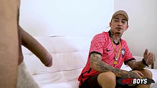 Maloqueiro Mamando O Pirocão Do Amigo Novinho