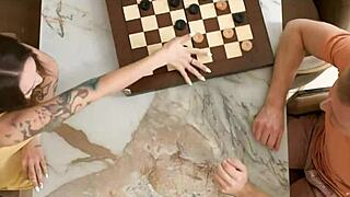 بتلعب علشان تتناك مع كبير الزب والكس الكبير