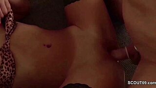 Kleine maus fickt ihren chef nach einem termin in stockings lingerie