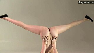 Sofia Zhiraf，俄罗斯棕发少女，大开双腿