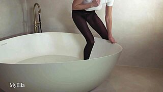 I Can’t Stop Teasing in Pantyhose While Soaking in the Bathtub!