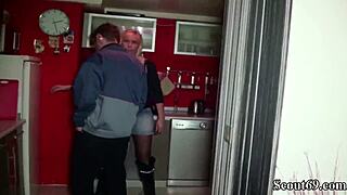 Deutsche Mutter sagt, Komm her, junger Handwerker, lass uns ficken!