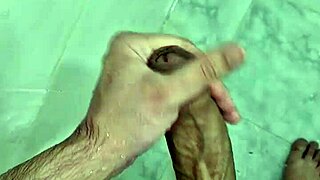 Gordinho Batendo Uma Ate Gozar No Banho