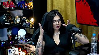 ruan shows his cock to lary cubas in public casting