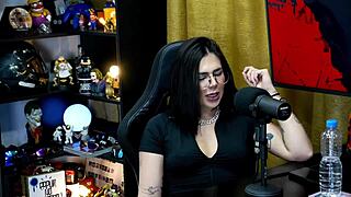 ruan shows his cock to lary cubas in public casting