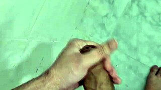 Gordinho Batendo Uma Ate Gozar No Banho