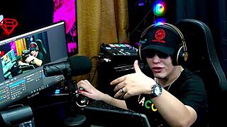 ruan shows his cock to lary cubas in public casting