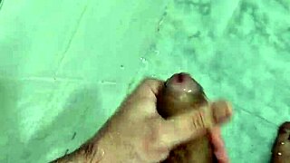 Gordinho Batendo Uma Ate Gozar No Banho