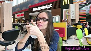 Gostosa dá boquete melado em pau de estranho e engole porra no resort de perto