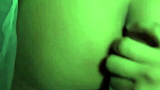 LATINA BIG ASS SHAKES HARD!