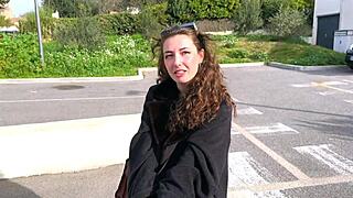 סצנת X ראשונה לליביה עם ציצים גדולים וסיום בפנים