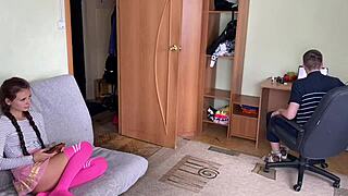 Είδες, μικρή 18+ γαμάει με φίλο ενώ αδερφός βλέπει!