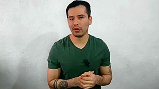 joven virgen le da sexo oral por primera vez al compañero dotado de 21cm musculoso en la oficina, casi los atrapan