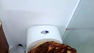 Me encanta como me chupa la polla hasta hacer que me corra en su boca