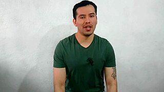 joven virgen le da sexo oral por primera vez al compañero dotado de 21cm musculoso en la oficina, casi los atrapan