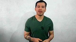 joven virgen le da sexo oral por primera vez al compañero dotado de 21cm musculoso en la oficina, casi los atrapan