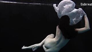 Watch Andrejka's underwater moves in the pool