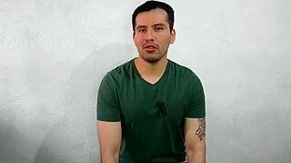 joven virgen le da sexo oral por primera vez al compañero dotado de 21cm musculoso en la oficina, casi los atrapan