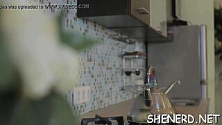 Boleh tak tahan goda remaja ni pakai kaca mata untuk aksi hardcore?