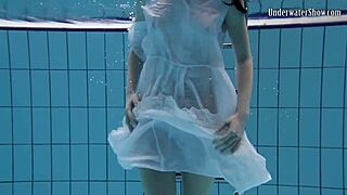 Watch Andrejka's underwater moves in the pool