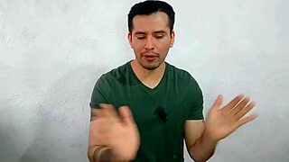 joven virgen le da sexo oral por primera vez al compañero dotado de 21cm musculoso en la oficina, casi los atrapan