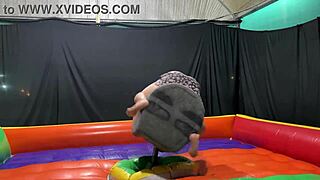 Imádom ezt a nagy latin seggét kint, squirtezik nyilvánosan, tágítom a lyukát