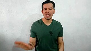 joven virgen le da sexo oral por primera vez al compañero dotado de 21cm musculoso en la oficina, casi los atrapan