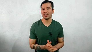 joven virgen le da sexo oral por primera vez al compañero dotado de 21cm musculoso en la oficina, casi los atrapan