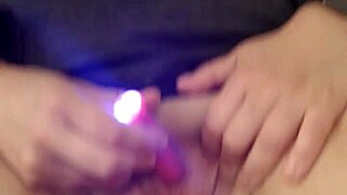 あのセクシー白ギャルが隣人チンポで旦那裏切りマンコ弄り？