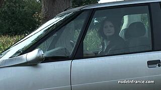 Waouh ! Salope rousse française en lingerie se fait sodomiser profondément sur le sol