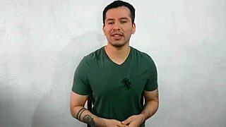 joven virgen le da sexo oral por primera vez al compañero dotado de 21cm musculoso en la oficina, casi los atrapan