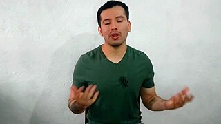 joven virgen le da sexo oral por primera vez al compañero dotado de 21cm musculoso en la oficina, casi los atrapan