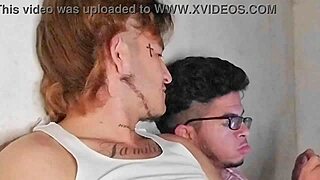 El Chacal colombiano manosea al pasivo y lo hace gemir de placer?