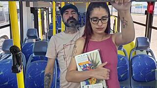 Μαθητής Λυγισμένος και Ψαχουλευμένος από Γέρο Άντρα σε Δημόσιο Λεωφορείο