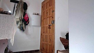 Delivery guy gets slowmotion oral from a sexy stranger